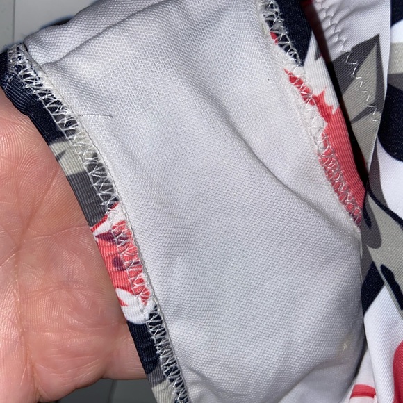 NEVER WORN NWT Cupshe Movie Scene Floral One Piece Large Multi - Picture 6 of 7